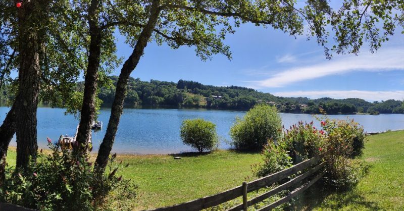 Le lac depuis la terrasse du snack/bar